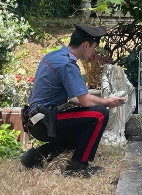 "Simboli contrari a mia fede": e l'islamico danneggia il cimitero a Roma