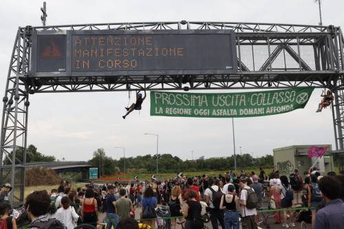 La proteste degli ambientalisti a Bologna, contro il PD regionale