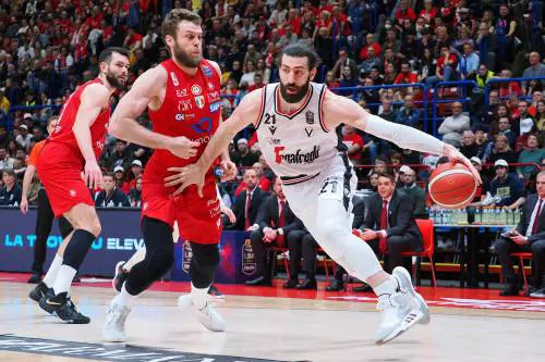 L'Olimpia Milano si porta 2-0 nella serie scudetto: sconfitta la Virtus Bologna 79-76