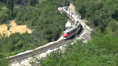 Sindaco contro la ferrovia: "Impatta sui nostri alberi"