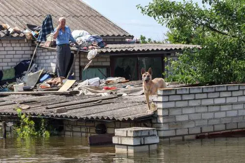 Altra diga fatta saltare per fermare gli ucraini. E a Kherson i russi sparano sui civili evacuati