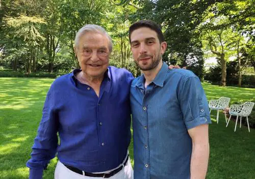 Soros cede l'impero al figlio Alexander. L'erede: "Sono più politico di mio padre"