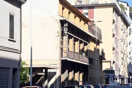 Liti e tensioni nel disagio dell'ex hotel. L'ipotesi di una vendetta tra "vicini"