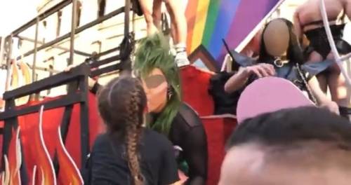 Drag queen bacia sulla bocca la bambina: video choc al Pride di Roma