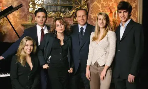 Da sinistra: Eleonora, Piersilvio, Marina, Barbara, e Luigi. Sono i 5 figli di Silvio Berlusconi, in piedi al centro