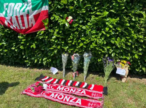 "Mancherai zio Silvio". "Grazie". Fiori e commozione nella "sua" Arcore