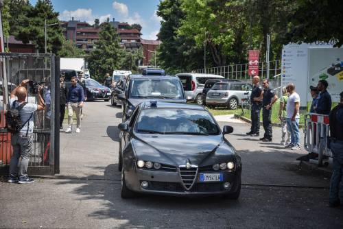 Il ritorno a casa del Cav: il feretro lascia il San Raffaele verso Arcore