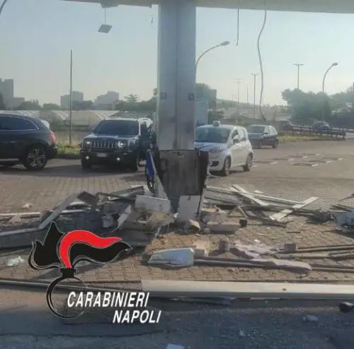 Bomba al distributore di benzina per svaligiare la cassa: paura a Napoli