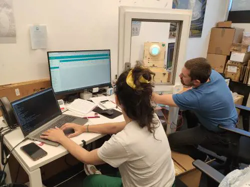 Tecnici di Fybra verificano prestazioni e parametri del prodotto