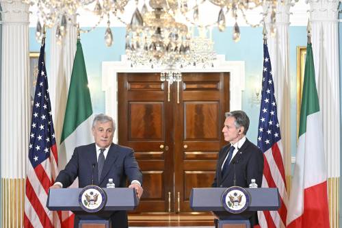 Blinken: "Vicini al popolo italiano". Tajani: faro di libertà
