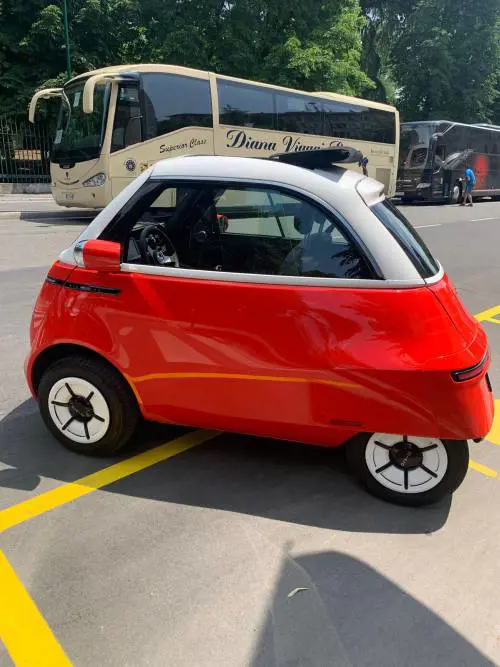Microlino, la prova su strada della microcar 100 elettrica made in Italy