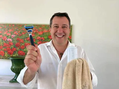 "Glielo avevo promesso". Il simpatico omaggio di Salvini a Berlusconi