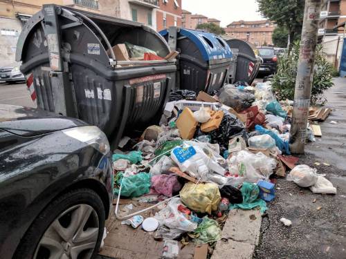 Roma nel caos, tonnellate di rifiuti lasciati per strada: Ama nell'occhio del ciclone