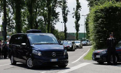 Il feretro di Silvio Berlusconi all'arrivo a Villa San Martino, il 12 giugno 2023