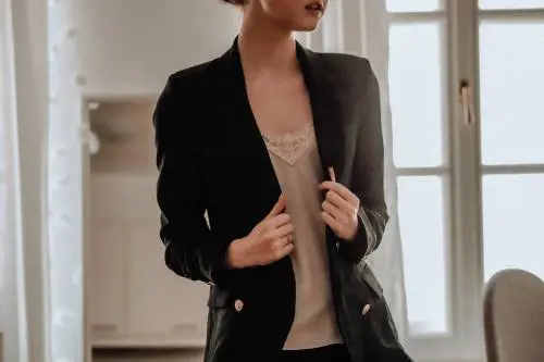 Blazer o Cardigan? Cosa indossare sopra un abito lungo d'estate