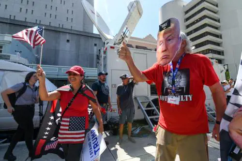 Trump arrestato a Miami: "Contro di me caccia alla streghe"