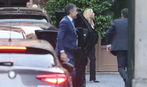 Presenti Mattarella, la premier e i leader. Alla fine pure Elly