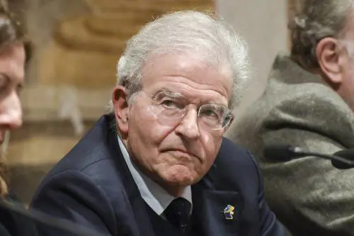 "Un politico di sinistra ci avvisò che c'erano guai giudiziari in arrivo sul fronte della vita privata del Cav"