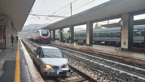 Paura a Fabriano, auto piomba in stazione e finisce sui binari