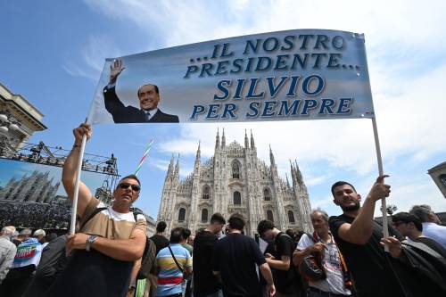 Striscioni e bandiere al funerale di Berlusconi