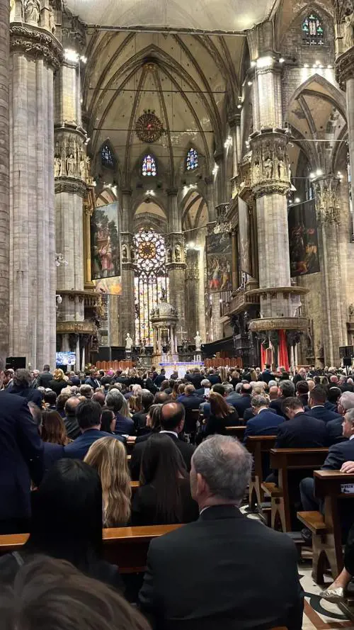 "C'è solo un presidente". L'Italia dice addio al Cav: la diretta dei funerali di Stato