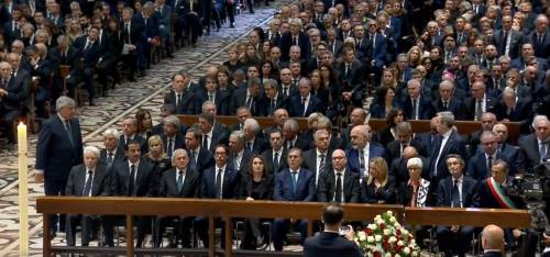 Dalla famiglia alle alte cariche dello Stato: ecco chi ha partecipato ai funerali di Berlusconi