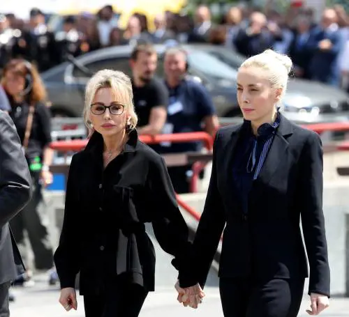 Le lacrime e le mani intrecciate: il dolore di Marina Berlusconi e Marta Fascina