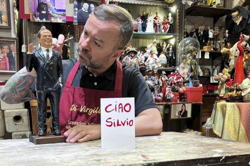 Napoli, "Ciao Silvio": la strada dei presepi a Napoli saluta il Cavaliere