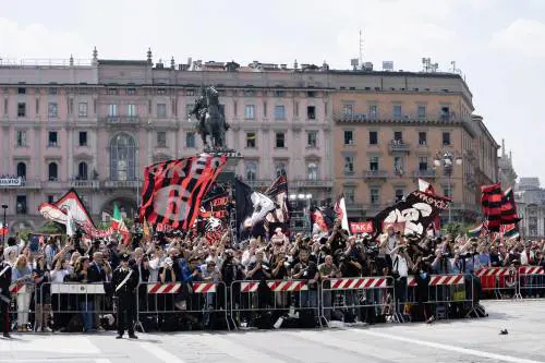 Il cielo sotto il Duomo si colora di rossonero. L'amore per il presidente che ha insegnato ai tifosi a credere nel futuro