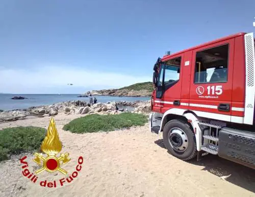 Prendeva il sole in spiaggia: muore schiacciato da un masso. Frana forse causata dalla nipote