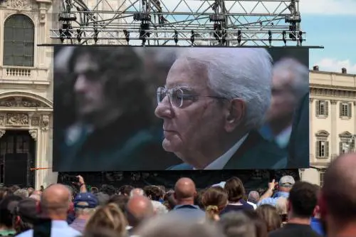 Mattarella in prima fila. "Ha garantito la stabilità"