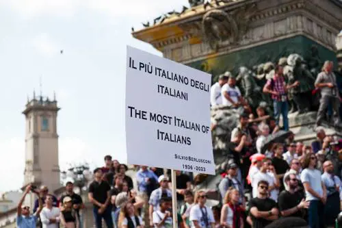 In piazza gli ex bambini cresciuti con le sue tv