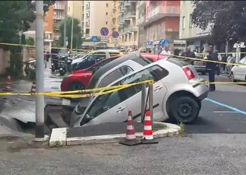 A Roma si apre un'altra voragine: auto inghiottite, le immagini choc