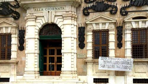 Uno degli striscioni apparsi a Pisa all'ingresso di edifici universitari