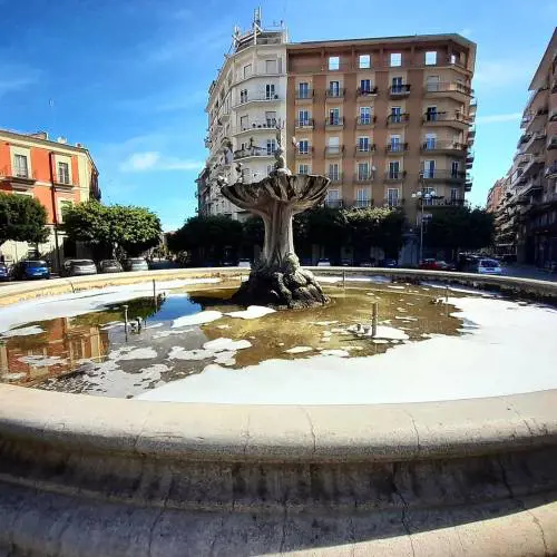 Il branco vandalizza la fontana come sui social. Ma poi il gesto inaspettato