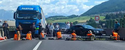 "Blocco inaccettabile". Gli ecovandali si incollano sull'autostrada del Brennero