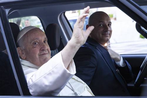 "Sono ancora vivo". Il Papa lascia l'ospedale tra gli applausi della folla