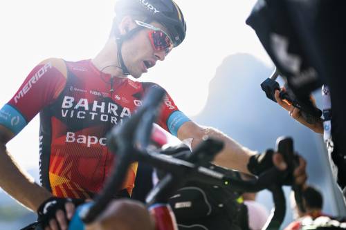 Dramma al Giro di Svizzera, morto il ciclista Gino Mäder dopo la caduta in un burrone