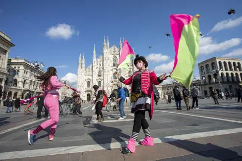 Sono troppi e "fracassoni", stretta sugli artisti di strada