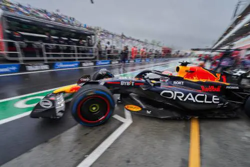 F1, disastro Ferrari. Leclerc fuori nel Q2, Sainz 8°. Pole per Verstappen