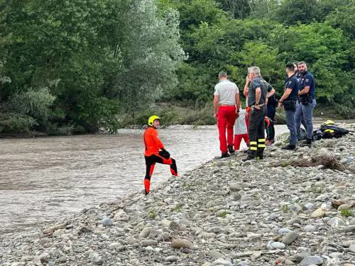 "Tuffati, ti filmo nella corrente" Nel Secchia un'altra sfida letale