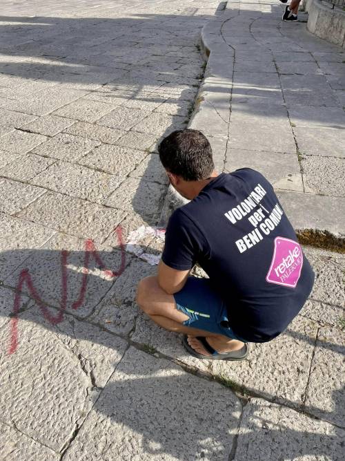 Vandalizzato il pavimento davanti la tomba di Falcone: volontari lo ripuliscono