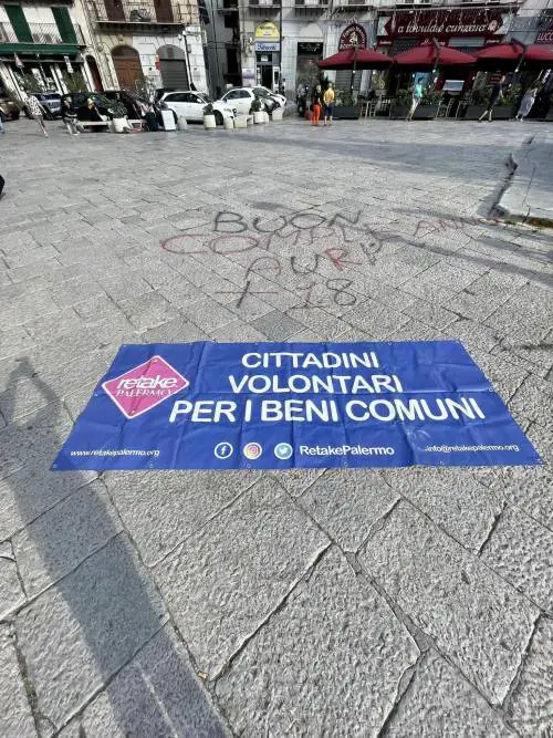 Imbrattano il pavimento davanti alla tomba di Falcone: i volontari al lavoro