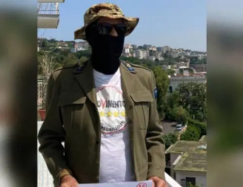 Grillo mette il passamontagna e provoca ancora: "Reparto d'assalto"