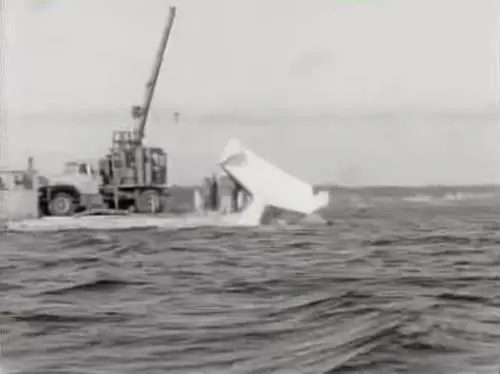 Il recupero del Beechcraft (Screen Wisconsin Historical Society via YouTube)