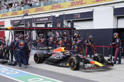 F1, Verstappen mette la vittoria 100 per la Red Bull. Leclerc solo quarto