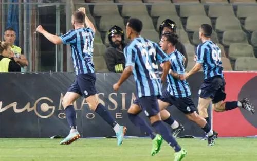 Dopo 50 anni il Lecco  promosso in B. Foggia ko