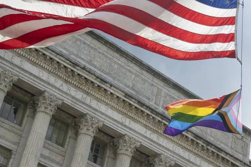 Usa, polemiche per il sindaco islamico contro le bandiere Pride