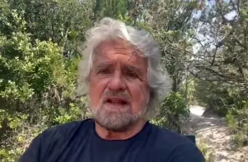 Dopo il delirio brigatista, le prese in giro social: Grillo senza più freni