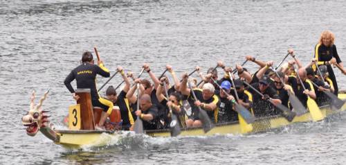 Il momento clou dell'Overseas Chinese Dragon Boat Festival è stata la gara di Dragon Boat, che si è svolta per due giorni consecutivi, con centinaia di concorrenti di 40 squadre amatoriali e più di 10 squadre della British Dragon Boat Racing